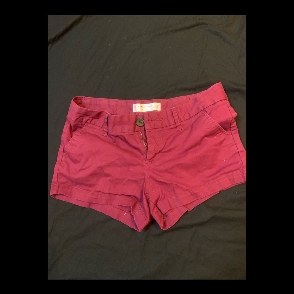 No boundaries. Size 3. Maroon color.